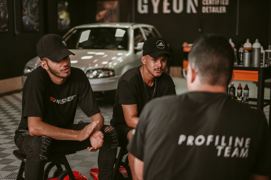 Tým Lakorio Auto Detailing v hale
